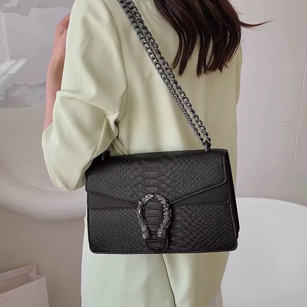 Elegant Black Chain Shoulder Bag - Picture 2 of 2